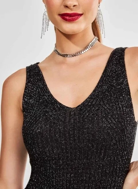 vestido em retilínea brilhosa vestido em retilínea brilhosa