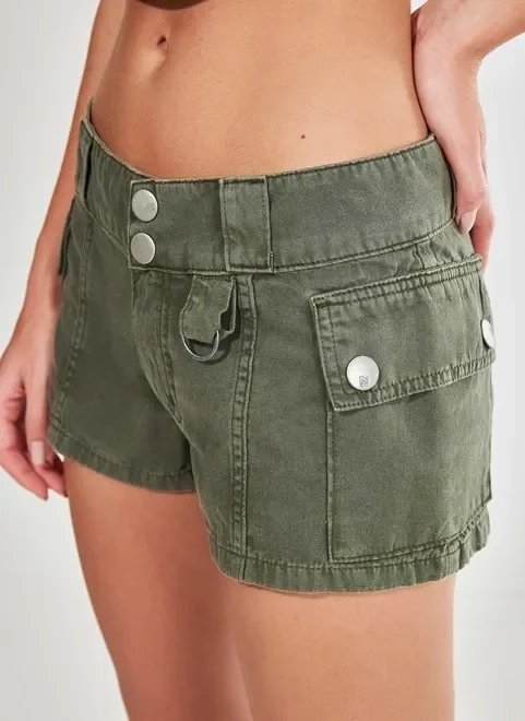 micro short cargo verde militar cintura baixa micro short cargo verde militar cintura baixa