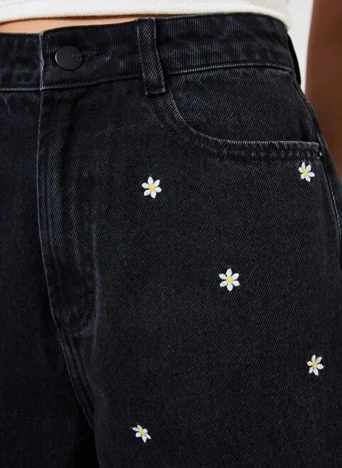 calça mom jeans preta margaridas calça mom jeans preta margaridas
