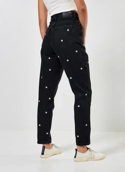calça mom jeans preta margaridas calça mom jeans preta margaridas