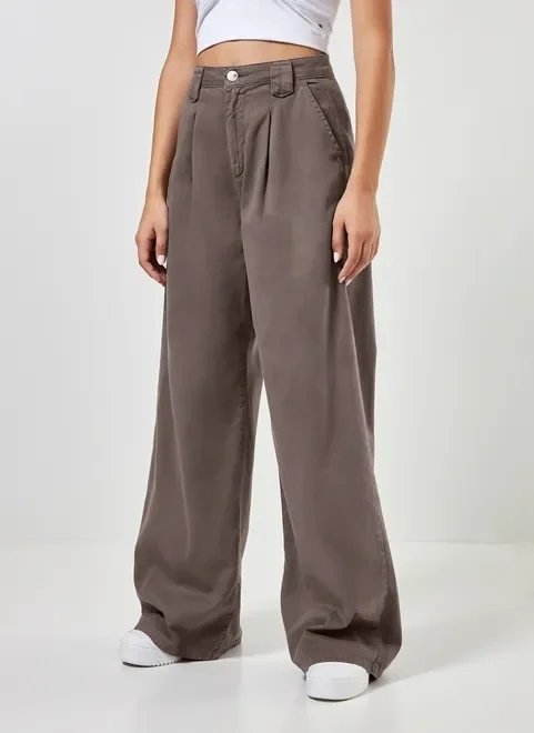 calça wide leg em sarja cinza calça wide leg em sarja cinza