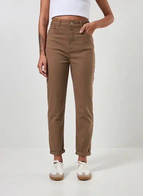 calça mom de sarja com elastano calça mom de sarja com elastano