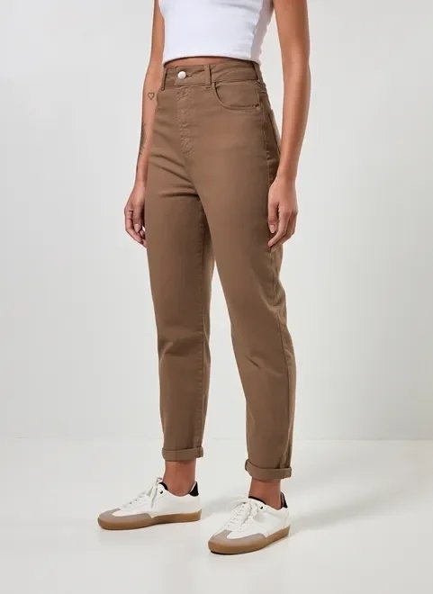 calça mom de sarja com elastano calça mom de sarja com elastano