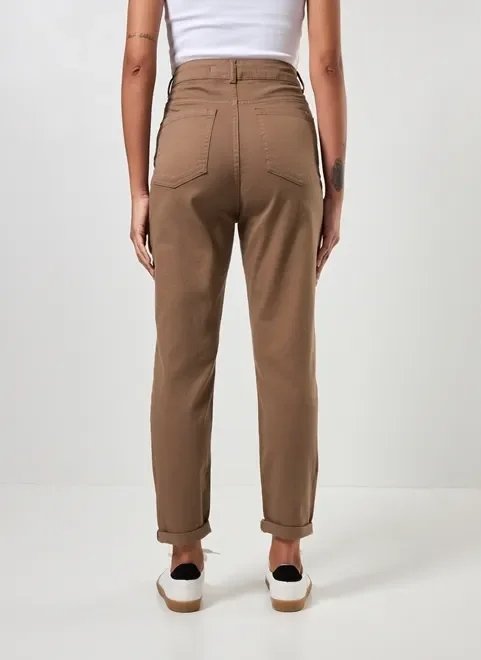 calça mom de sarja com elastano calça mom de sarja com elastano