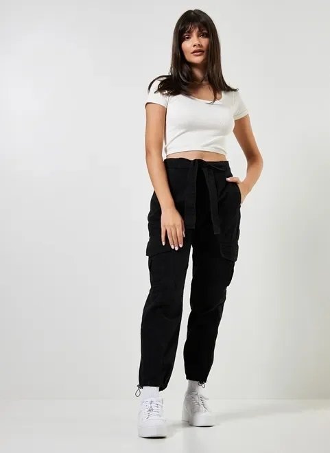 calça jogger cargo em sarja preta calça jogger cargo em sarja preta
