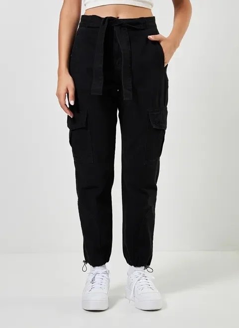 calça jogger cargo em sarja preta calça jogger cargo em sarja preta