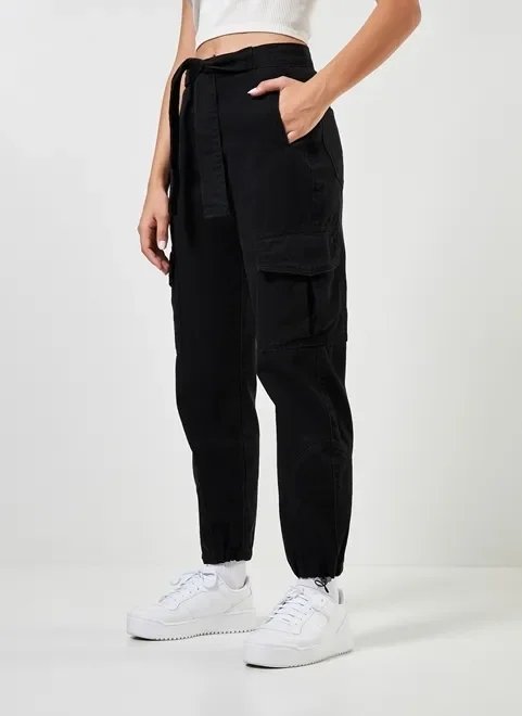 calça jogger cargo em sarja preta calça jogger cargo em sarja preta
