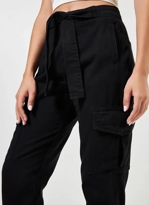 calça jogger cargo em sarja preta calça jogger cargo em sarja preta
