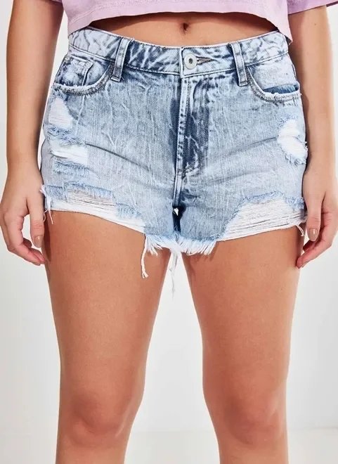 short em jeans marmorizado e desfiado short em jeans marmorizado e desfiado
