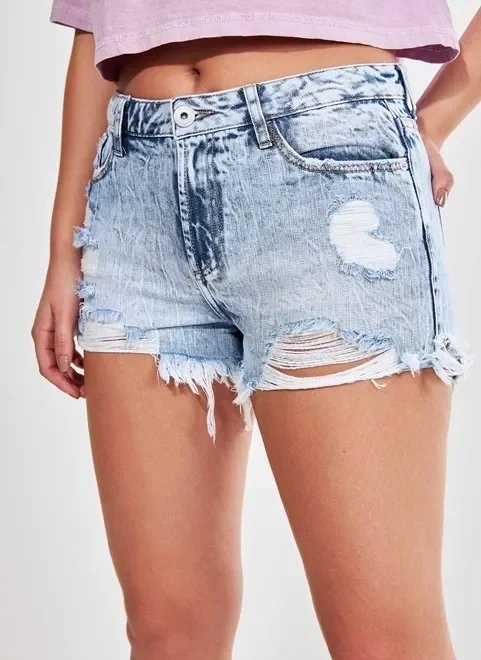 short em jeans marmorizado e desfiado short em jeans marmorizado e desfiado