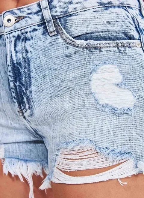 short em jeans marmorizado e desfiado short em jeans marmorizado e desfiado