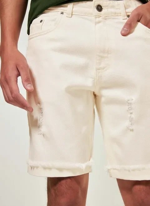 bermuda em sarja off-white desfiada bermuda em sarja off-white desfiada