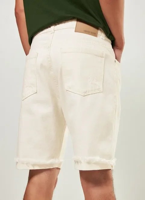 bermuda em sarja off-white desfiada bermuda em sarja off-white desfiada