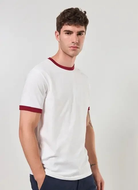 camiseta off-white detalhe contrastante camiseta off-white detalhe contrastante