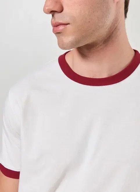 camiseta off-white detalhe contrastante camiseta off-white detalhe contrastante