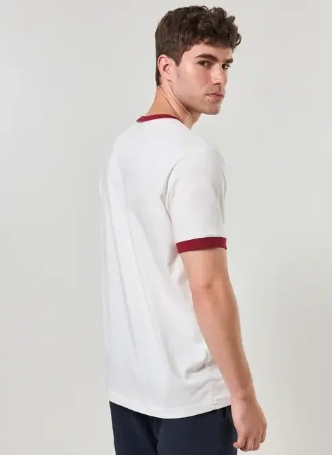 camiseta off-white detalhe contrastante camiseta off-white detalhe contrastante