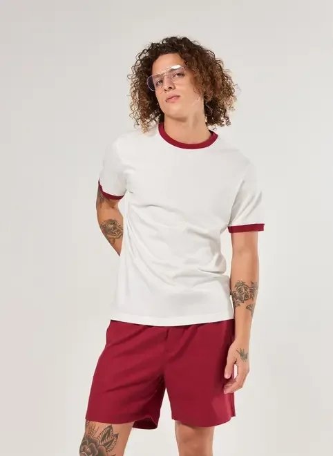 camiseta off-white detalhe contrastante camiseta off-white detalhe contrastante