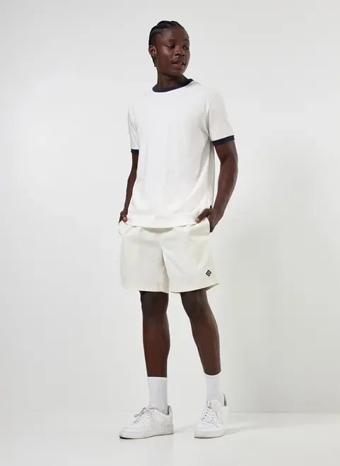 camiseta off-white detalhe contrastante camiseta off-white detalhe contrastante