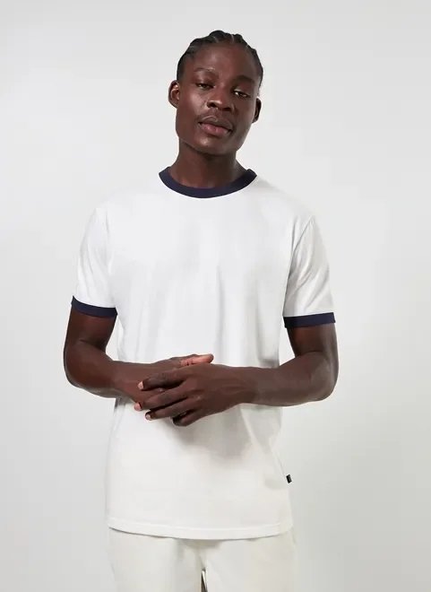 camiseta off-white detalhe contrastante camiseta off-white detalhe contrastante