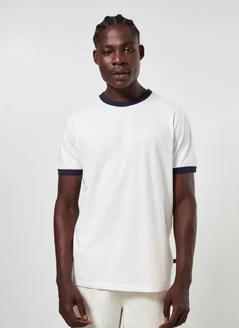 camiseta off-white detalhe contrastante camiseta off-white detalhe contrastante