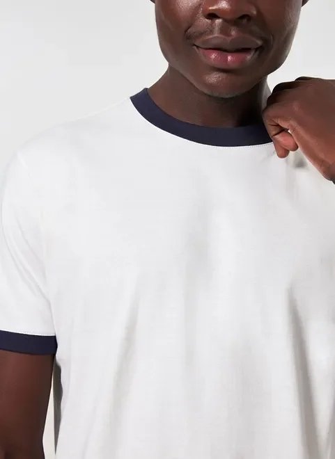 camiseta off-white detalhe contrastante camiseta off-white detalhe contrastante