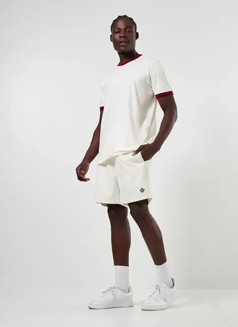 camiseta off-white detalhe contrastante camiseta off-white detalhe contrastante