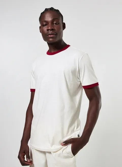 camiseta off-white detalhe contrastante camiseta off-white detalhe contrastante