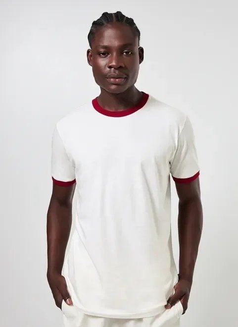 camiseta off-white detalhe contrastante camiseta off-white detalhe contrastante