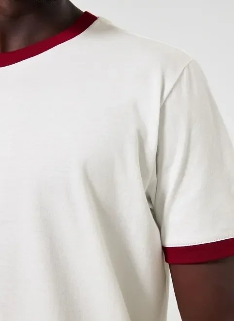 camiseta off-white detalhe contrastante camiseta off-white detalhe contrastante