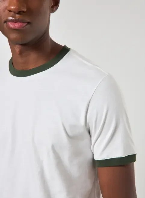 camiseta off-white detalhe contrastante camiseta off-white detalhe contrastante