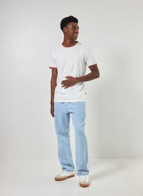 camiseta off-white detalhe contrastante camiseta off-white detalhe contrastante