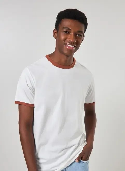 camiseta off-white detalhe contrastante camiseta off-white detalhe contrastante