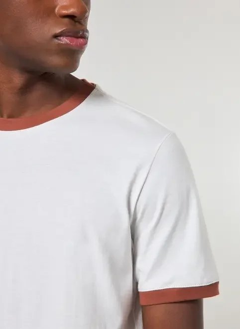 camiseta off-white detalhe contrastante camiseta off-white detalhe contrastante