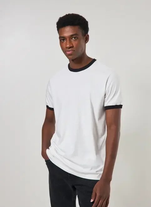 camiseta off-white detalhe contrastante camiseta off-white detalhe contrastante