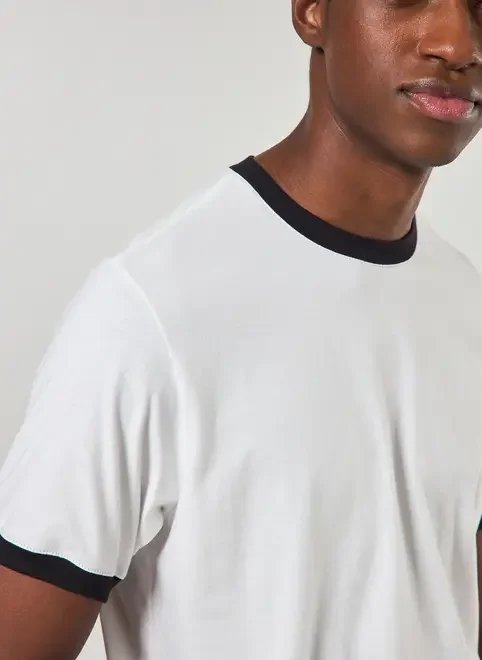 camiseta off-white detalhe contrastante camiseta off-white detalhe contrastante