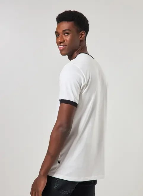 camiseta off-white detalhe contrastante camiseta off-white detalhe contrastante