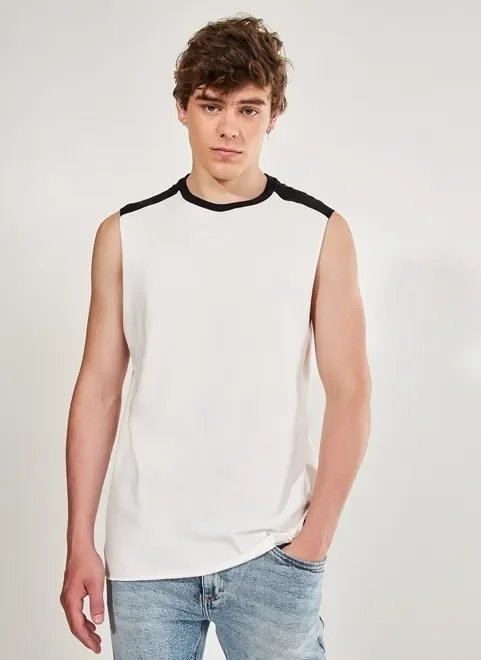 regata off-white com preto regata off-white com preto