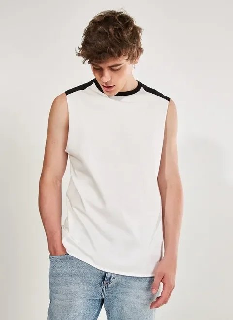 regata off-white com preto regata off-white com preto