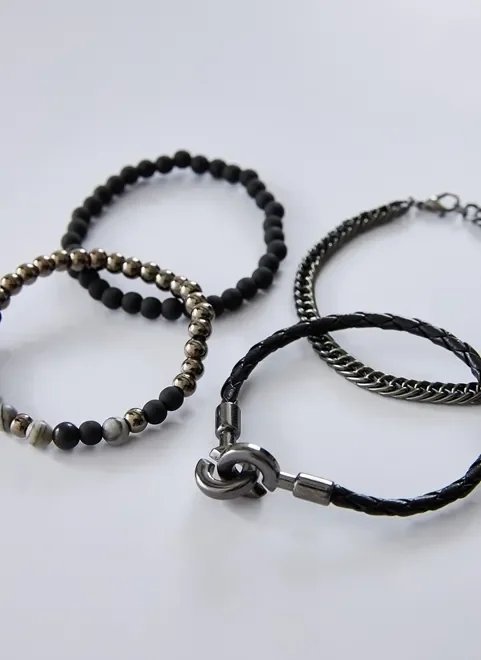 kit com 4 pulseiras pretas e prateadas kit com 4 pulseiras pretas e prateadas