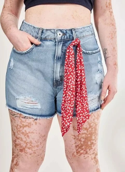 short jeans com faixa vermelha short jeans com faixa vermelha