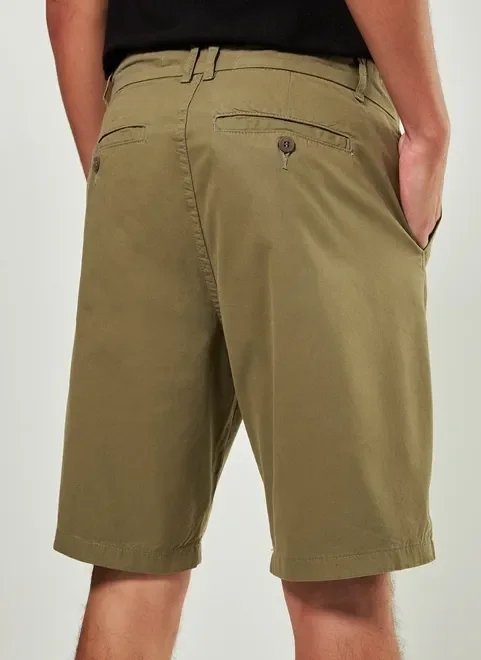 bermuda de sarja verde militar básica bermuda de sarja verde militar básica