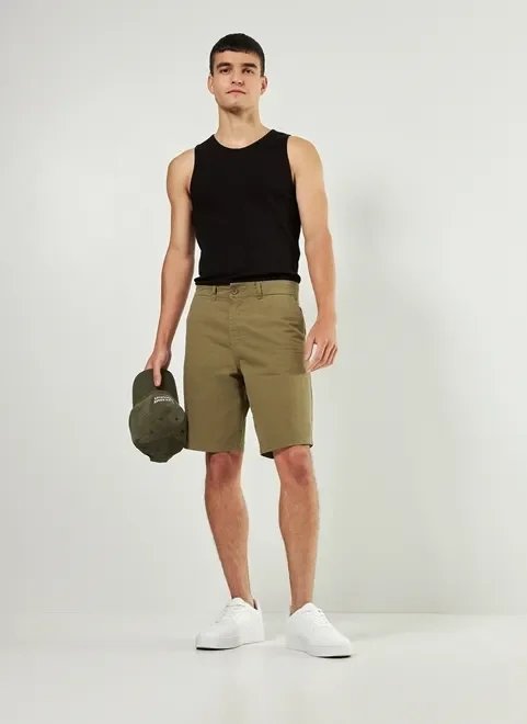 bermuda de sarja verde militar básica bermuda de sarja verde militar básica