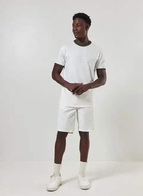 bermuda de sarja off-white básica bermuda de sarja off-white básica