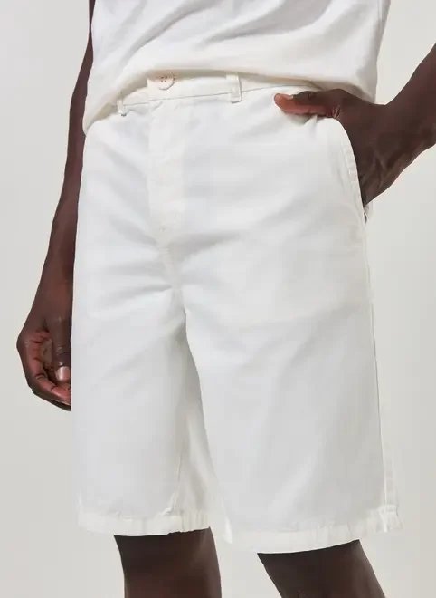 bermuda de sarja off-white básica bermuda de sarja off-white básica