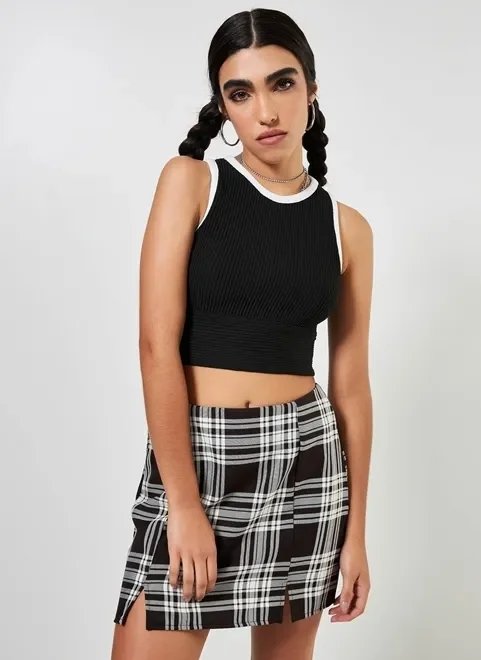 cropped em retilínea preta com branco cropped em retilínea preta com branco