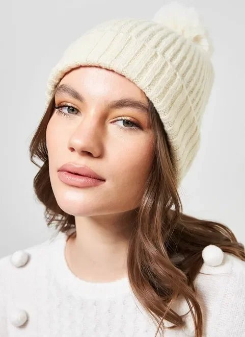 gorro off-white com pompom gorro off-white com pompom