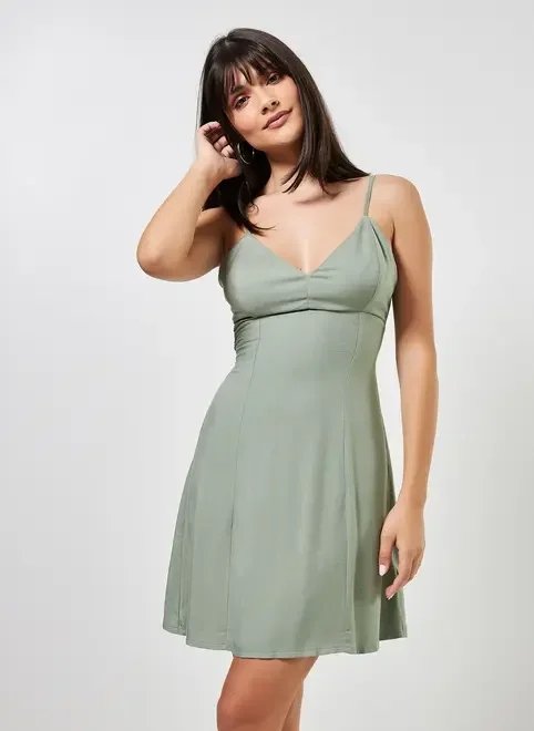 vestido curto com alcinhas vestido curto com alcinhas