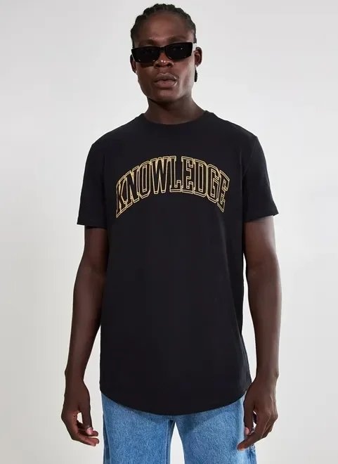camiseta alongada preta knowledge camiseta alongada preta knowledge