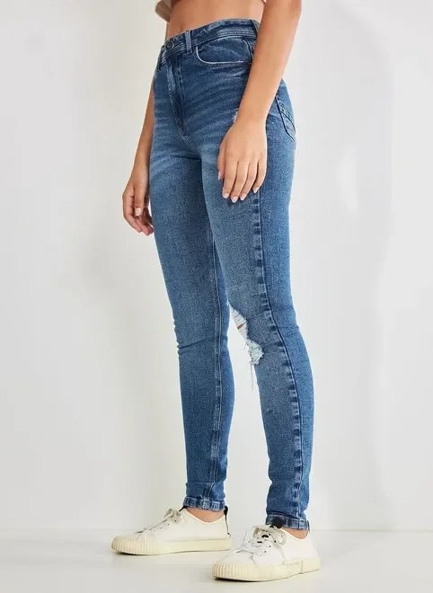 calça jeans skinny com elastano e desfiado calça jeans skinny com elastano e desfiado