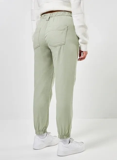 calça jogger em sarja verde seco calça jogger em sarja verde seco